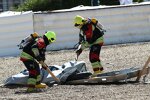 Feuerwehr bei gestürztem MotoE-Motorrad