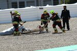 Feuerwehr bei gestürztem MotoE-Motorrad