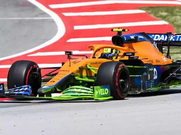 Lando Norris im McLaren MCL35M mit Flow-Vis-Farbe Titel-Bild zur News: Lando Norris im McLaren MCL35M mit Flow-Vis-Farbe
