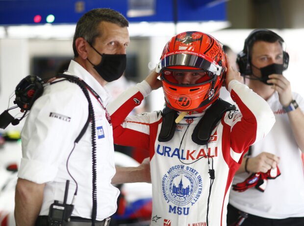 Titel-Bild zur News: Günther Steiner und Nikita Masepin in der Haas-Box beim Grand Prix von Bahrain 2021