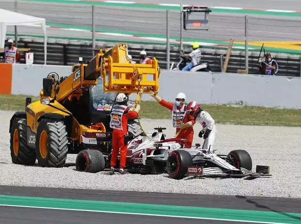 Robert Kubica nach Fahrfehler im Kiesbett Titel-Bild zur News: Robert Kubica nach Fahrfehler im Kiesbett