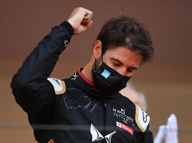 Titel-Bild zur News: Antonio Felix da Costa bejubelt den Sieg beim Monaco-E-Prix 2021