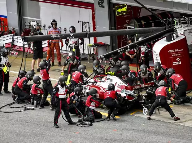 Titel-Bild zur News: Antonio Giovinazzi beim Boxenstopp