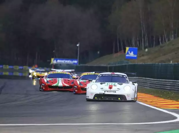 Ein weißer Porsche fährt vor zwei roten Ferraris auf der Rennstrecke in Spa Titel-Bild zur News: Ein weißer Porsche fährt vor zwei roten Ferraris auf der Rennstrecke in Spa