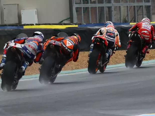 Titel-Bild zur News: Renn-Action im Regen beim GP Frankreich 2020 in Le Mans