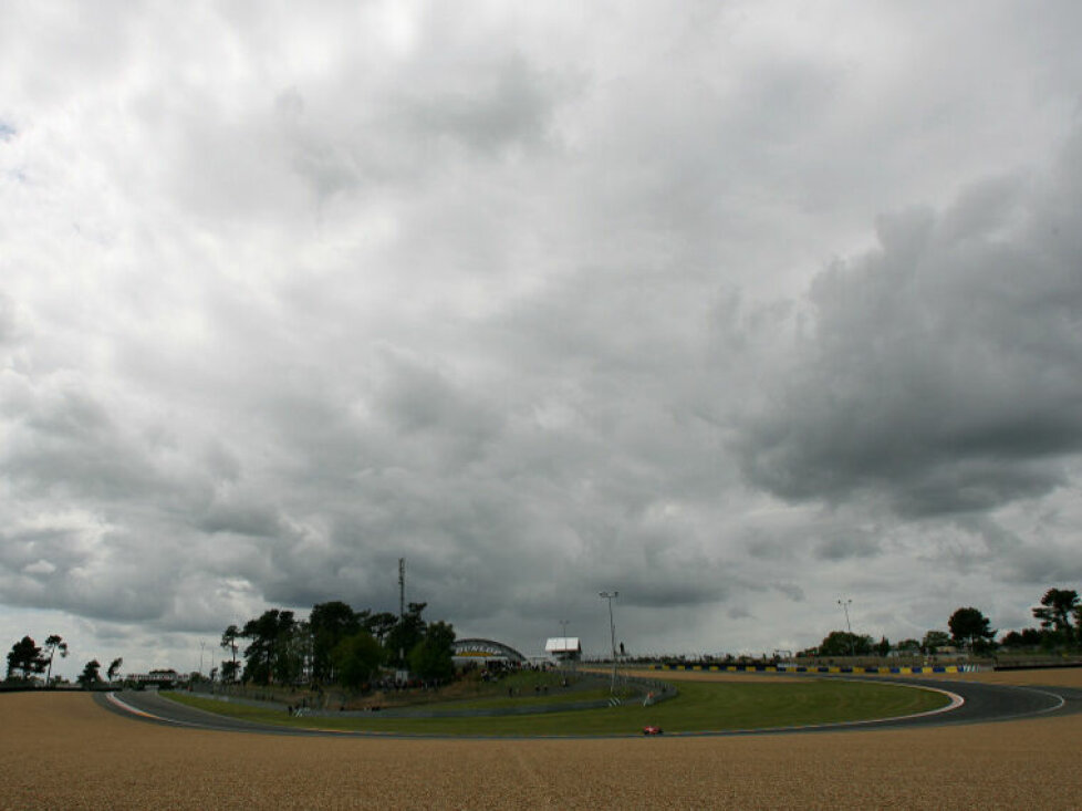 Dunkle Wolken über dem Bugatti-Circuit in Le Mans