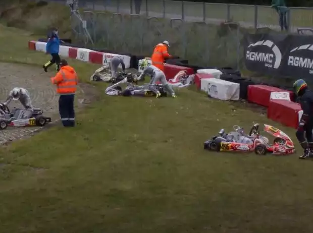 Massenabflug im Regen beim Rennen der Kart-EM 2021 in Genk Titel-Bild zur News: Massenabflug im Regen beim Rennen der Kart-EM 2021 in Genk