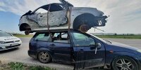 Ford Focus mit Peugeot 206 CC auf dem Dach