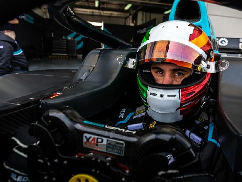 Alessio Deledda sitzt in einem Formel-2-Auto