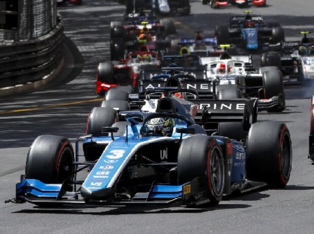 Titel-Bild zur News: Guanyu Zhou beim Start des Formel-2-Rennens in Monaco