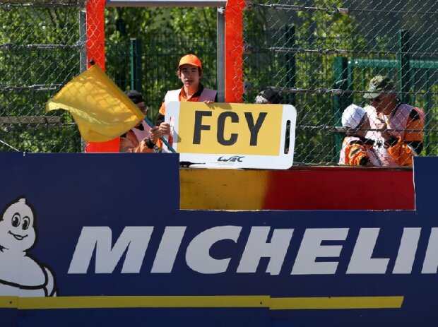 Titel-Bild zur News: Streckenposten, Sportwart, FCY, Full-Course-Yellow, Gelbe Flagge