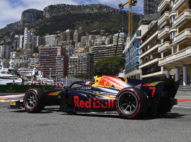 Titel-Bild zur News: Liam Lawson beim Freitagsrennen der Formel 2 in Monaco 2021