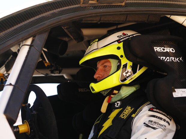 Jenson Button sitzt im Einsatzfahrzeug der Extreme E