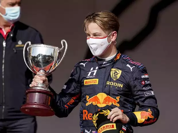 Titel-Bild zur News: Liam Lawson bei der Siegerehrung nach dem zweiten Sprintrennen der Formel 2 in Monaco 2021