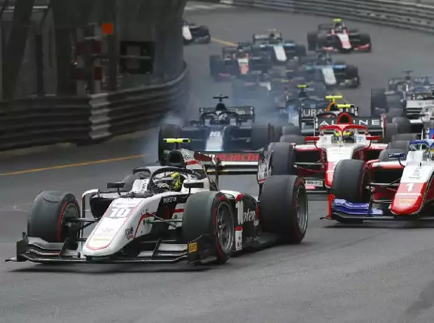 Theo Pourchaire beim Start des Hauptrennens der Formel 2 in Monaco 2021 Titel-Bild zur News: Theo Pourchaire beim Start des Hauptrennens der Formel 2 in Monaco 2021