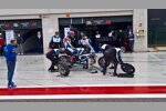 Jonas Folger beim Radwechsel