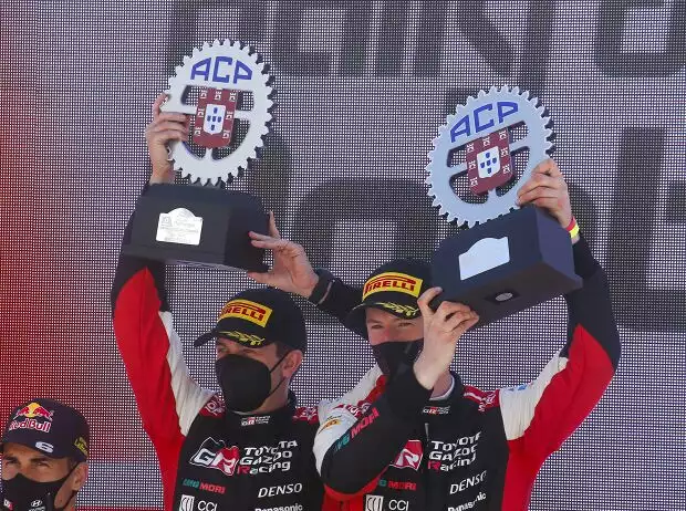 Scott Martin und Elfyn Evans bei der Siegerehrung nach der Rallye Portugal Titel-Bild zur News: Scott Martin und Elfyn Evans bei der Siegerehrung nach der Rallye Portugal