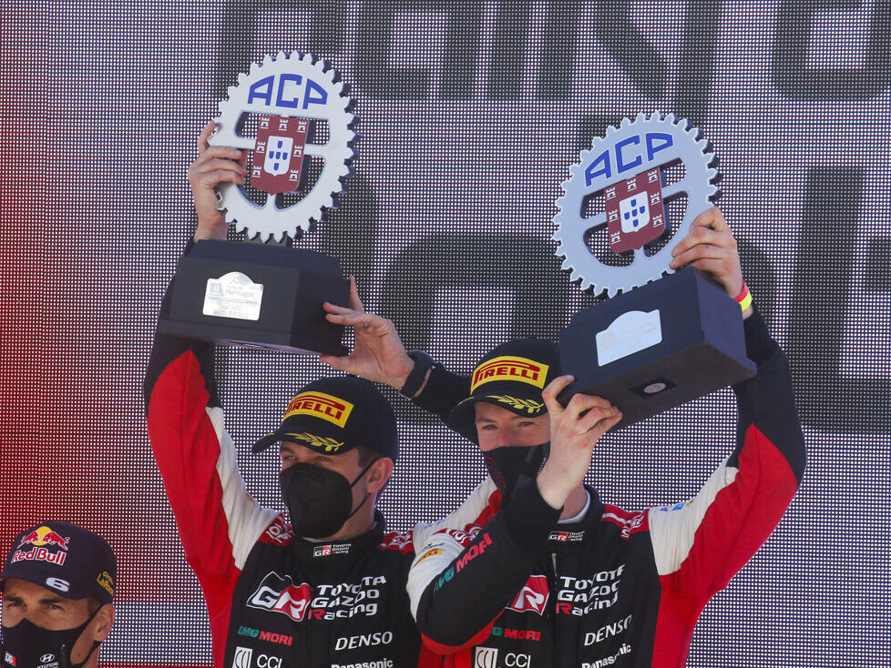 Scott Martin und Elfyn Evans bei der Siegerehrung nach der Rallye Portugal