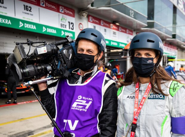 Titel-Bild zur News: Kameramann und Reporterin des TV-Senders Nitro in der Boxengasse des Nürburgrings