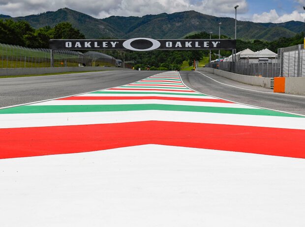 Start/Ziel-Gerade am Mugello Circuit Start/Ziel-Gerade am Mugello Circuit