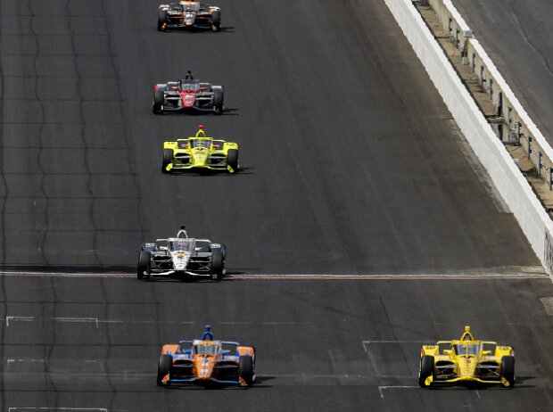 Titel-Bild zur News: IndyCar-Action auf dem Indianapolis Motor Speedway
