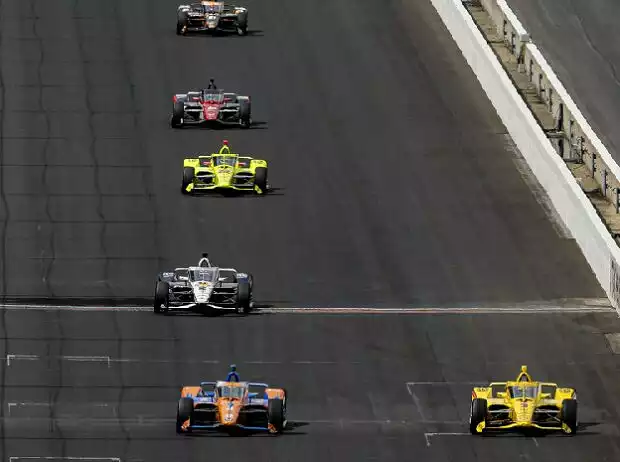 IndyCar-Action auf dem Indianapolis Motor Speedway Titel-Bild zur News: IndyCar-Action auf dem Indianapolis Motor Speedway