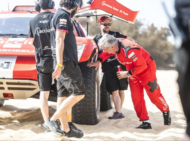 Titel-Bild zur News: Carlos Sainz sen. bei den Vorbereitungen zum Extreme-E-Rennen in Dakar