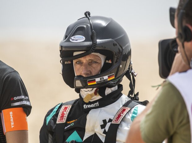 Titel-Bild zur News: Jutta Kleinschmidt vor dem Start des ersten Qualifyings der Extreme E in Dakar