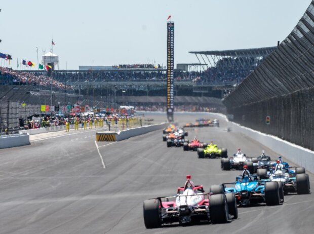 Titel-Bild zur News: Renn-Action beim Indy 500 der IndyCar-Saison 2021