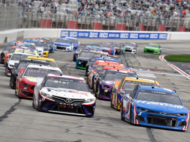 Denny Hamlin, Kyle Larson