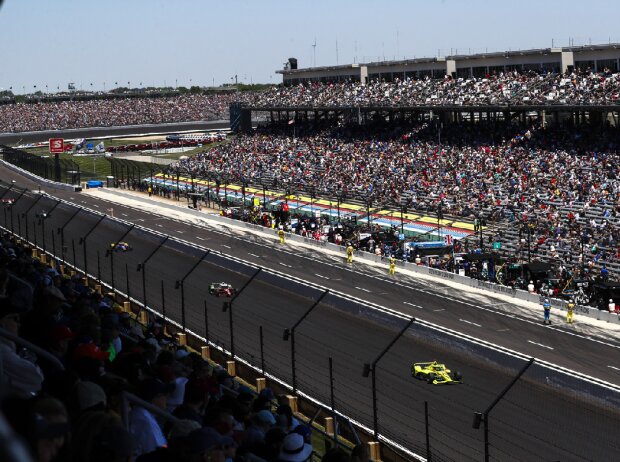 Titel-Bild zur News: Renn-Action vor 135.000 Zsuchauern beim Indy 500 der IndyCar-Saison 2021