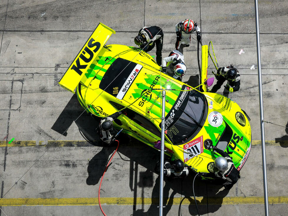 Porsche 911 GT3 R "Grello" von Manthey Racing bei einem Boxenstopp