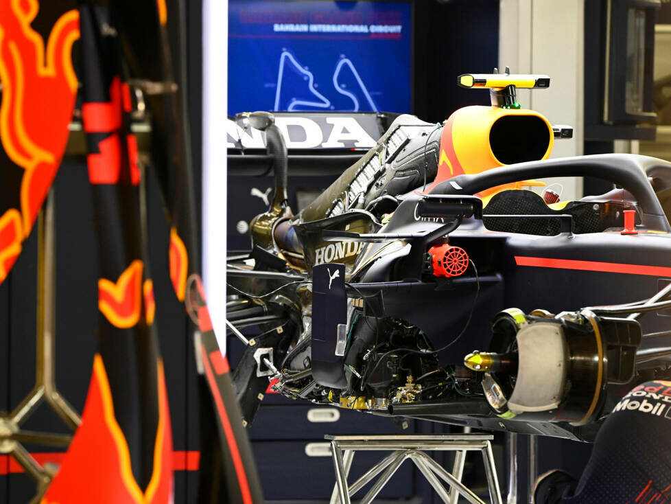 Red Bull RB16B in der Box