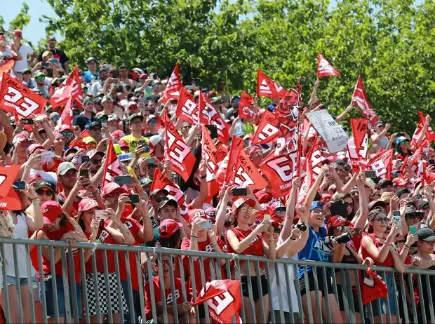 Fans von Marc Marquez in Barcelona Titel-Bild zur News: Fans von Marc Marquez in Barcelona