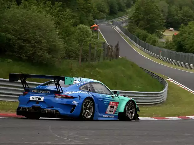 Falken-Porsche auf der Nürburgring-Nordschleife Titel-Bild zur News: Falken-Porsche auf der Nürburgring-Nordschleife