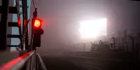 Boxenampel auf rot im Nebel