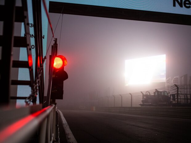 Titel-Bild zur News: Boxenampel auf rot im Nebel