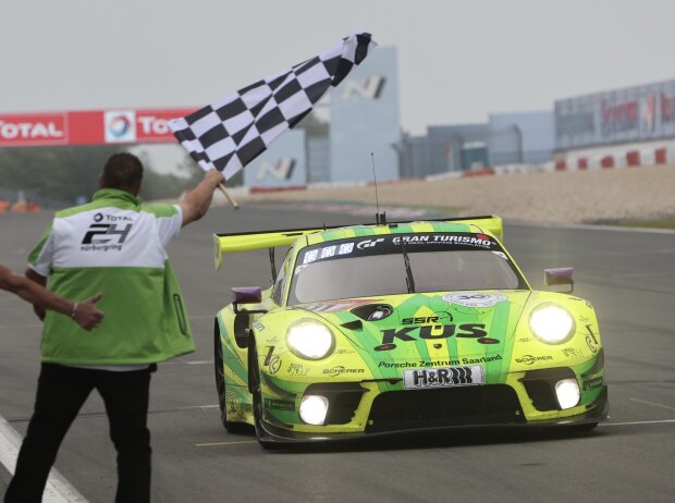 Manthey-Porsche #911 bei der Zieldurchfahrt des 24h-Rennen Nürburgring 2021 Manthey-Porsche #911 bei der Zieldurchfahrt des 24h-Rennen Nürburgring 2021