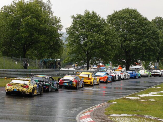 Fahrzeugschlange am Adernauer Forst der Nürburgring-Nordschleife