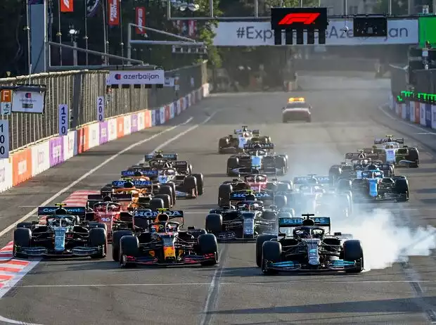 Lewis Hamilton, Sergio Perez Titel-Bild zur News: Lewis Hamilton, Sergio Perez