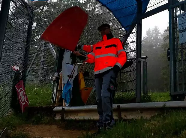 Rote Flagge, Streckenposten, Sportwart, Marschall Titel-Bild zur News: Rote Flagge, Streckenposten, Sportwart, Marschall