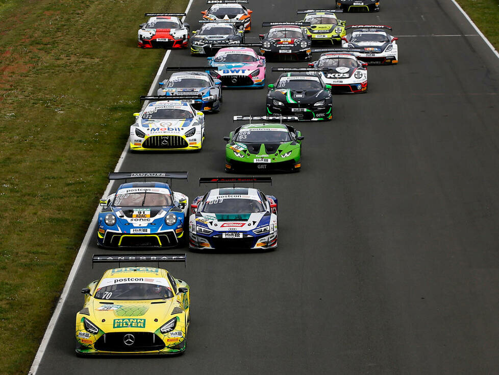 Start zum ADAC GT Masters 2021 in Oschersleben