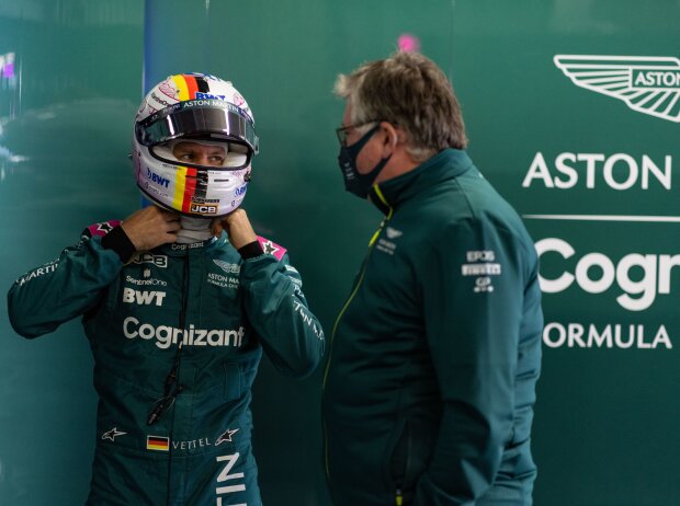 Titel-Bild zur News: Sebastian Vettel, Otmar Szafnauer