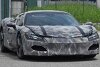 Bild zum Inhalt: Ferrari V6 Hybrid mit stark getarnter Serienkarosserie erwischt