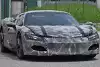 Bild zum Inhalt: Ferrari V6 Hybrid mit stark getarnter Serienkarosserie erwischt