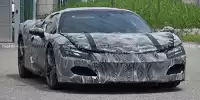 Bild zum Inhalt: Ferrari V6 Hybrid mit stark getarnter Serienkarosserie erwischt