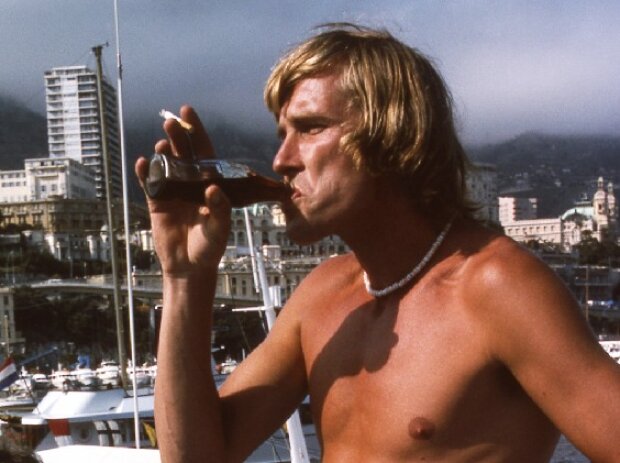Titel-Bild zur News: Formel-1-Weltmeister James Hunt mit Getränk und Zigarette in Monaco