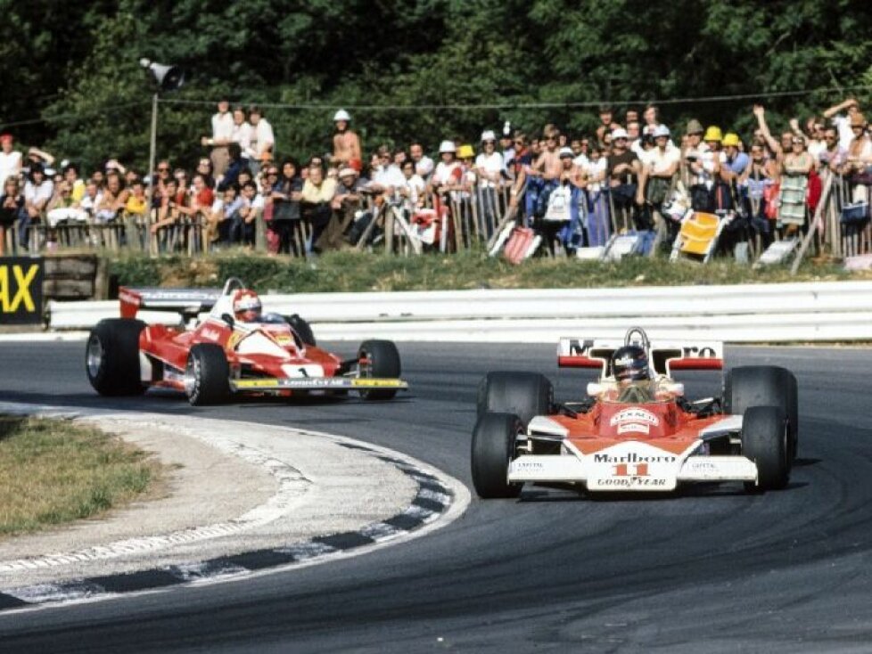 James Hunt im McLaren vor Niki Lauda im Ferrari, 1976