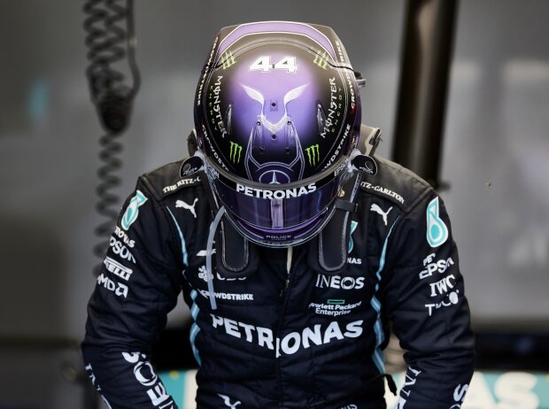 Mercedes-Pilot Lewis Hamilton im Rennoverall mit Helm Mercedes-Pilot Lewis Hamilton im Rennoverall mit Helm