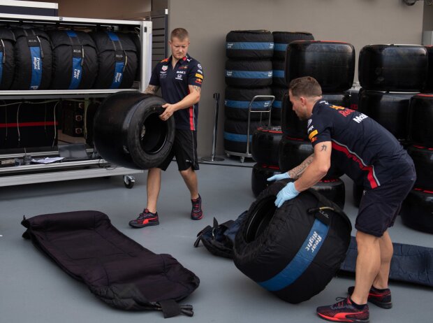 Titel-Bild zur News: Red-Bull-Mitarbeiter mit Pirelli-Reifen und Heizdecken